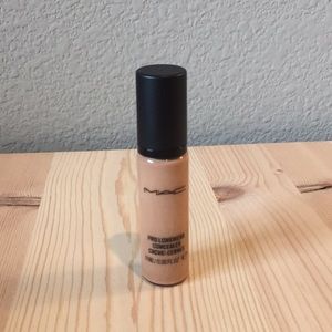 Mac Pro Longwear Concealer / NW 25